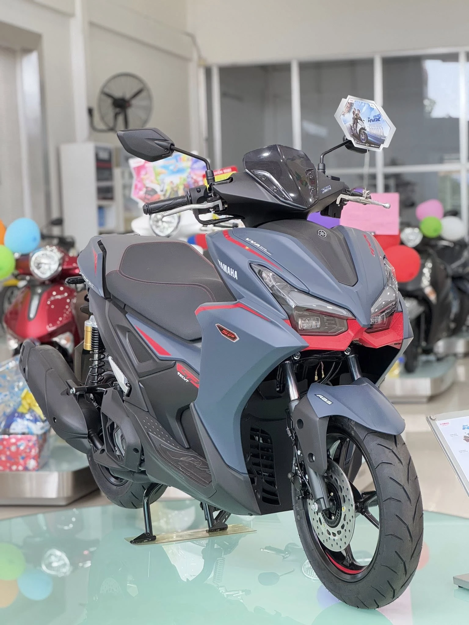 He thong Yamaha Town Huu Nghia dang co san Yamaha NVX V3 mau xam 2