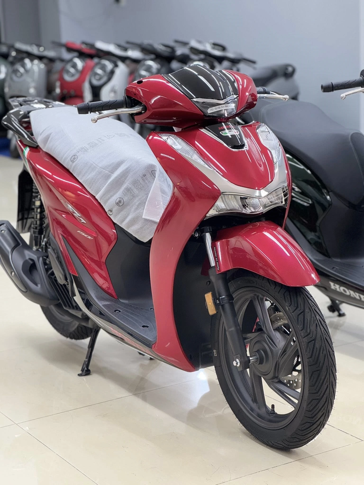 Honda SH150i Italy - Màu đỏ Corsa (8) Honda SH150i Italy Mau do Corsa 8