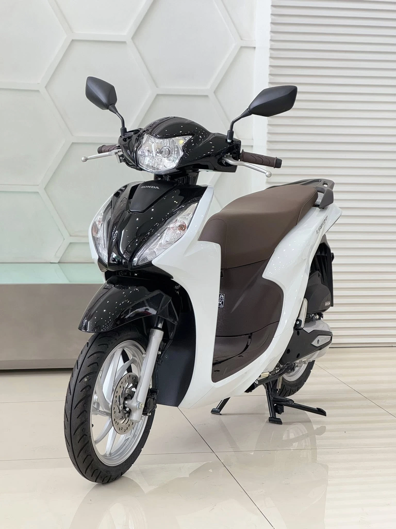 Honda Vision Trắng Đen sơn 3D (4) Honda Vision Trang Den son 3D 4