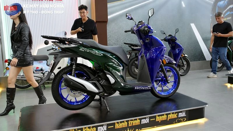Cận cảnh Honda SH150i Italy Super Vetro 2 in 1: Chi tiết hai sắc xanh trên từng đường nét 7 Honda SH150i Italy “Super Vetro 2 in 1”