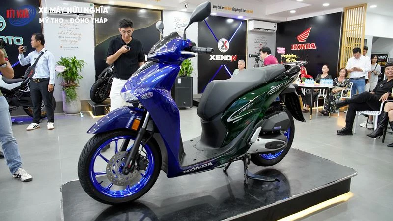 Cận cảnh Honda SH150i Italy Super Vetro 2 in 1: Chi tiết hai sắc xanh trên từng đường nét 6 Chỉ 200 xe mỗi cấu hình: Điều gì khiến SH150i Super Vetro 2 in 1 trở nên đặc biệt?