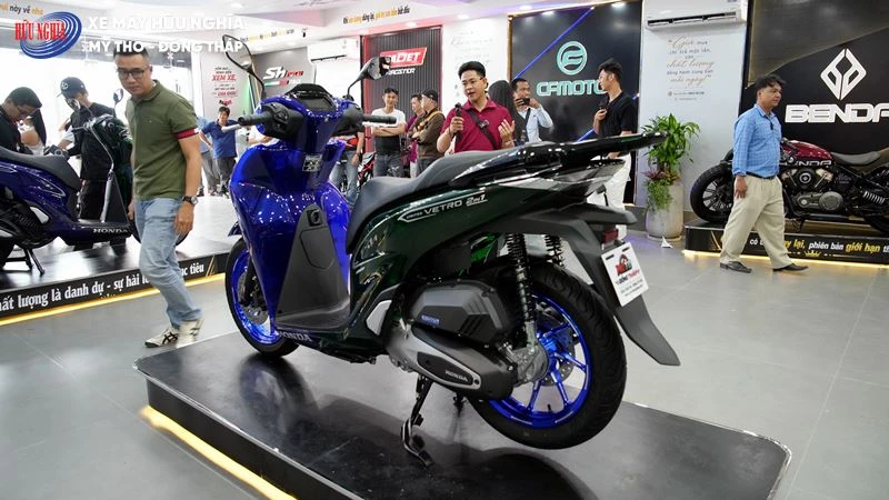 Cận cảnh Honda SH150i Italy Super Vetro 2 in 1: Chi tiết hai sắc xanh trên từng đường nét 2 Honda SH150i Italy “Super Vetro 2 in 1”