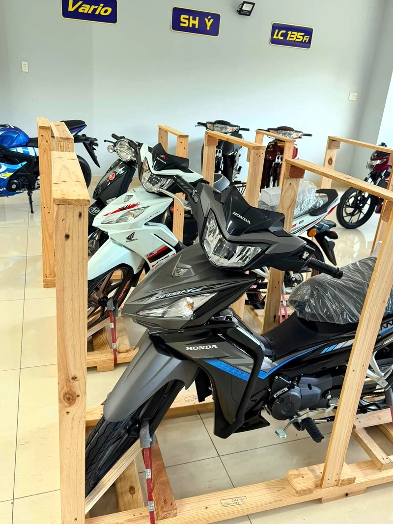 Honda SH Ý, Honda Dream và Honda Vario với nhiều phiên bản, màu sắc về Trung Tâm Hữu Nghĩa 8 Honda SH Y Honda Dream va Honda Vario voi nhieu phien ban mau sac ve Trung Tam Huu Nghia 4
